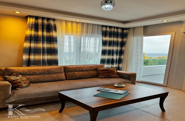 Deluxe Suite Sea View with Balcony | 1 bedroom, desk, laptop workspace, iron/ironing board - Kent Suit Otel (Mezitli)