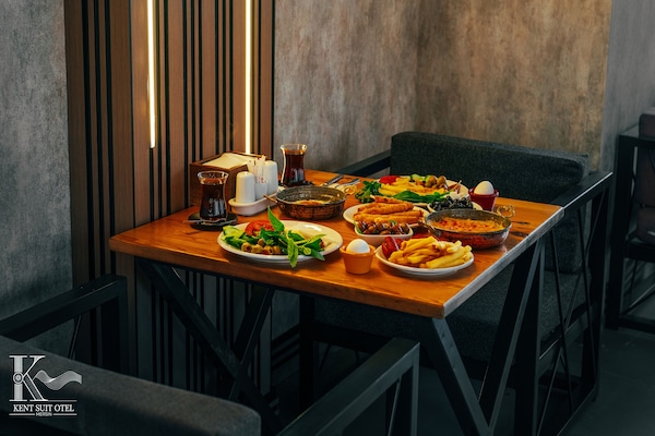 TĂ€gliches inbegriffenes FrĂŒhstĂŒcksbuffet