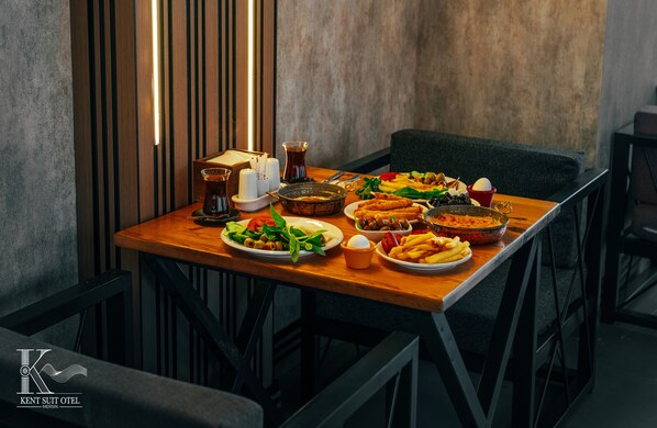 Free daily buffet breakfast - Kent Suit Otel (Mezitli)