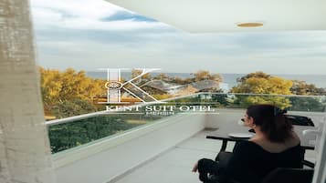 Deluxe Suite Sea View with Balcony | 1 개의 침실, 책상, 노트북 작업 공간, 다리미/다리미판
