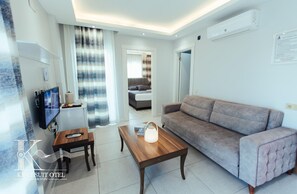 Deluxe Suite Land View with Balcony | 1 bedroom, desk, laptop workspace, iron/ironing board - Kent Suit Otel (Mezitli)