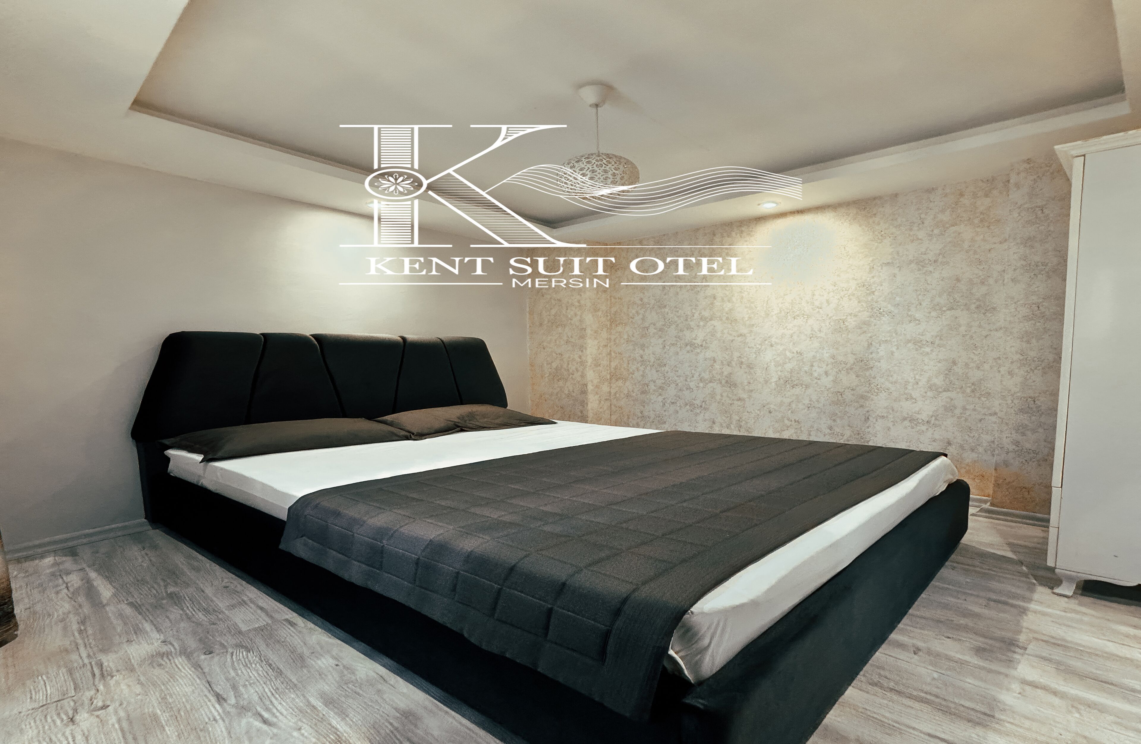 Un dormitorio con cama, armario y pared con textura.