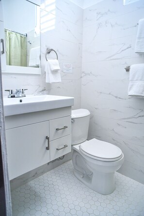 City Apartment | Bathroom | Shower, designer toiletries, towels, soap - San Agustin Apartments (San Juan)