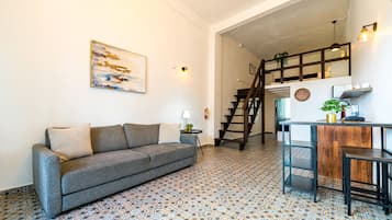 Loft urbano | Área de sala de estar | Smart TV de 43 pulgadas con canales digitales y televisión