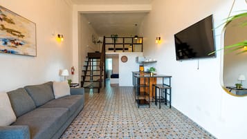 Loft urbano | Área de sala de estar | Smart TV de 43 pulgadas con canales digitales y televisión