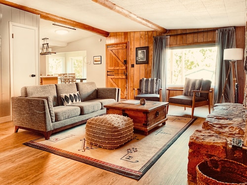 ❤️ of Dwntn 3BD/2BA cozy cabin-style W/fireplace Ski/hike/climb/Hot Springs