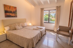 4 soverom, skrivebord, strykejern/-brett og reiseseng for barn