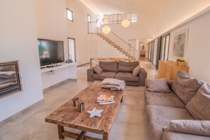 TV, fireplace