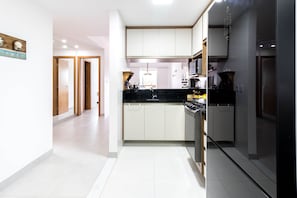 Grand réfrigérateur, micro-ondes, cafetière/bouilloire, blender