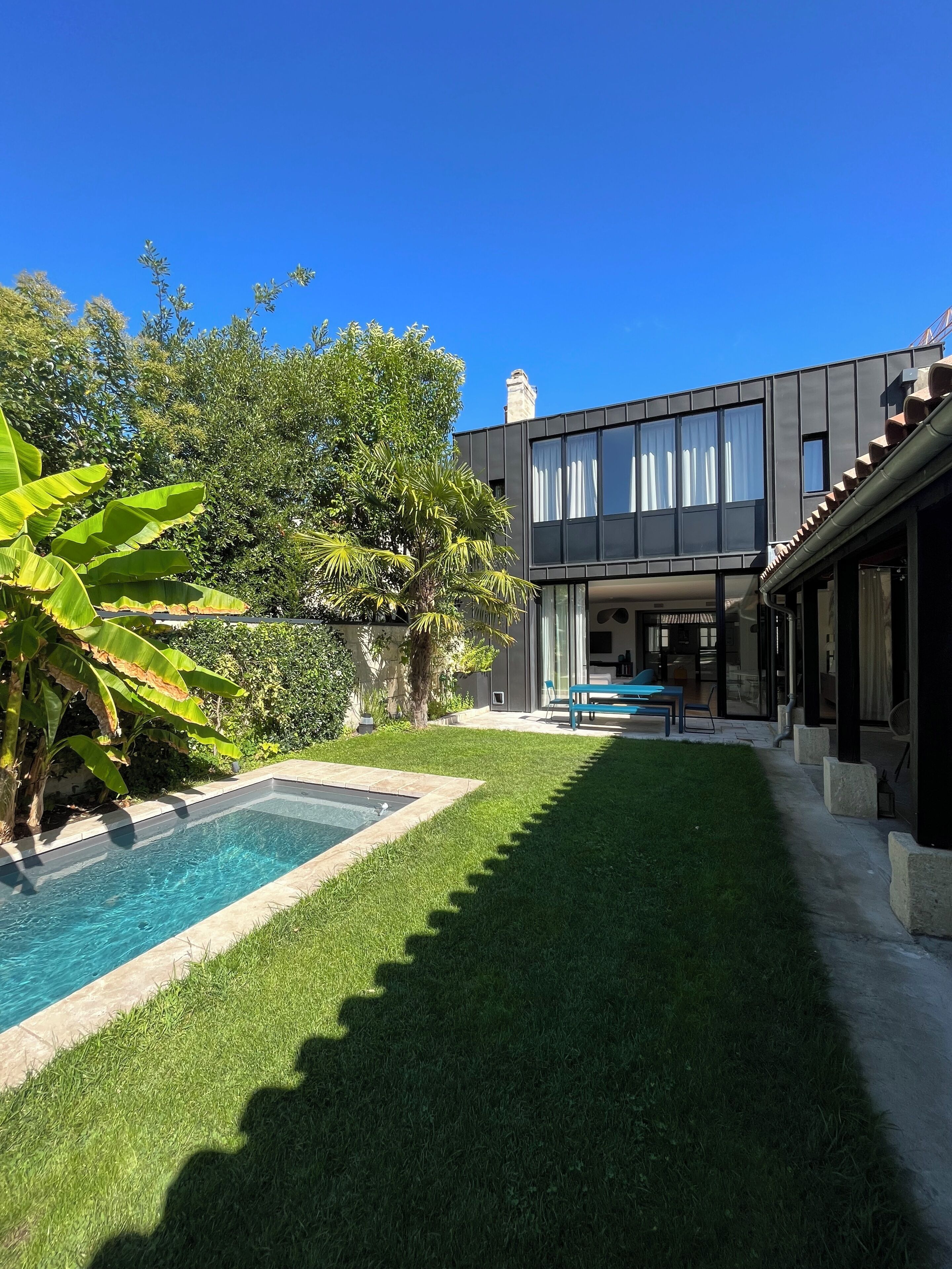 Een buitenzwembad, een verwarmd zwembad