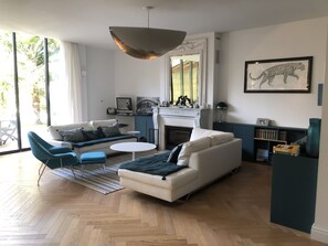 تلفزيون ذكي، كُتُب، ستيريو، مكتب