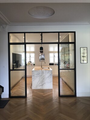 ثلاجة، ميكروويف، فرن، موقد طهي مسطح