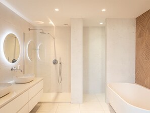 Bañera, secador de pelo, toallas y jabón