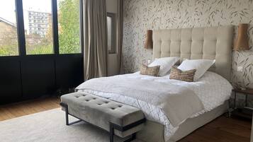 4 bedrooms, desk, iron/ironing board, travel crib