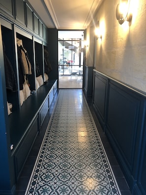 المنشأة من الداخل