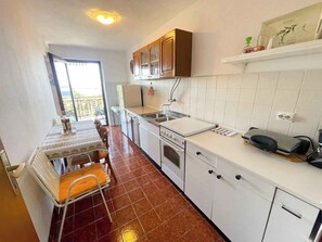 Refrigerador, parrilla de estufa, cafetera y tetera y tostadora 