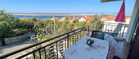 تناول الطعام بالخارج