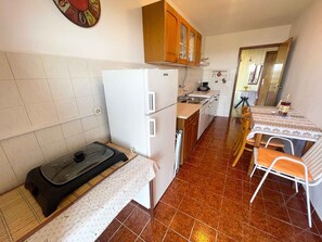 Kühlschrank, Herdplatte, Toaster, Kochgeschirr/Geschirr/Besteck