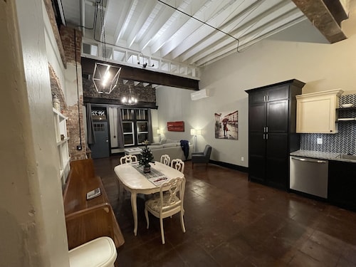 Historic 1 bed 1 bath Luxury apartment 3