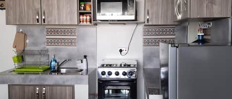Een koelkast, een magnetron, een oven, een kookplaat