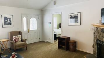 Smart TV, caminetto, lettore DVD, libri