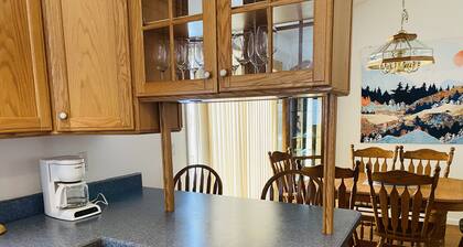 Four-Season Retreat by the Lake; pet friendly!