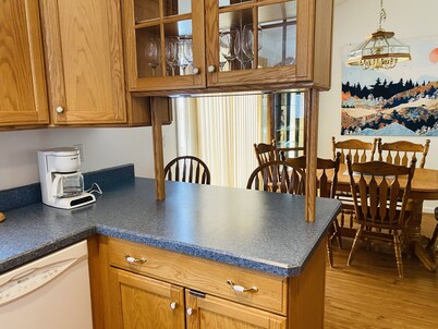 Four-Season Retreat by the Lake; pet friendly!