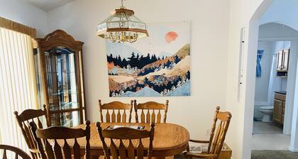 Four-Season Retreat by the Lake; pet friendly!