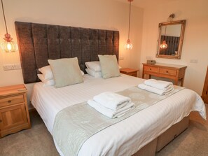 Cottage | 8 bedrooms, individually decorated, individually furnished, free WiFi - Coppa Hill Barn (Carnforth)