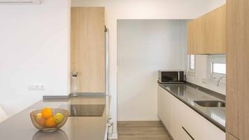 Een koelkast, een magnetron, een oven, een vaatwasser