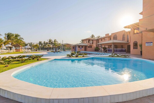 Una piscina al aire libre