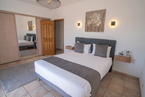 4 bedrooms, iron/ironing board, free WiFi, bed sheets