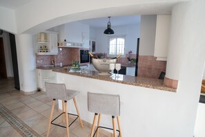 Een koelkast, een oven, een kookplaat, een vaatwasser