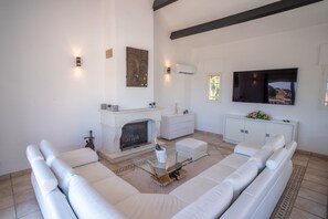 Smart-tv, een open haard en een stereo