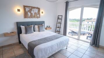 4 slaapkamers, een strijkplank/strijkijzer, reisbedje, gratis wifi