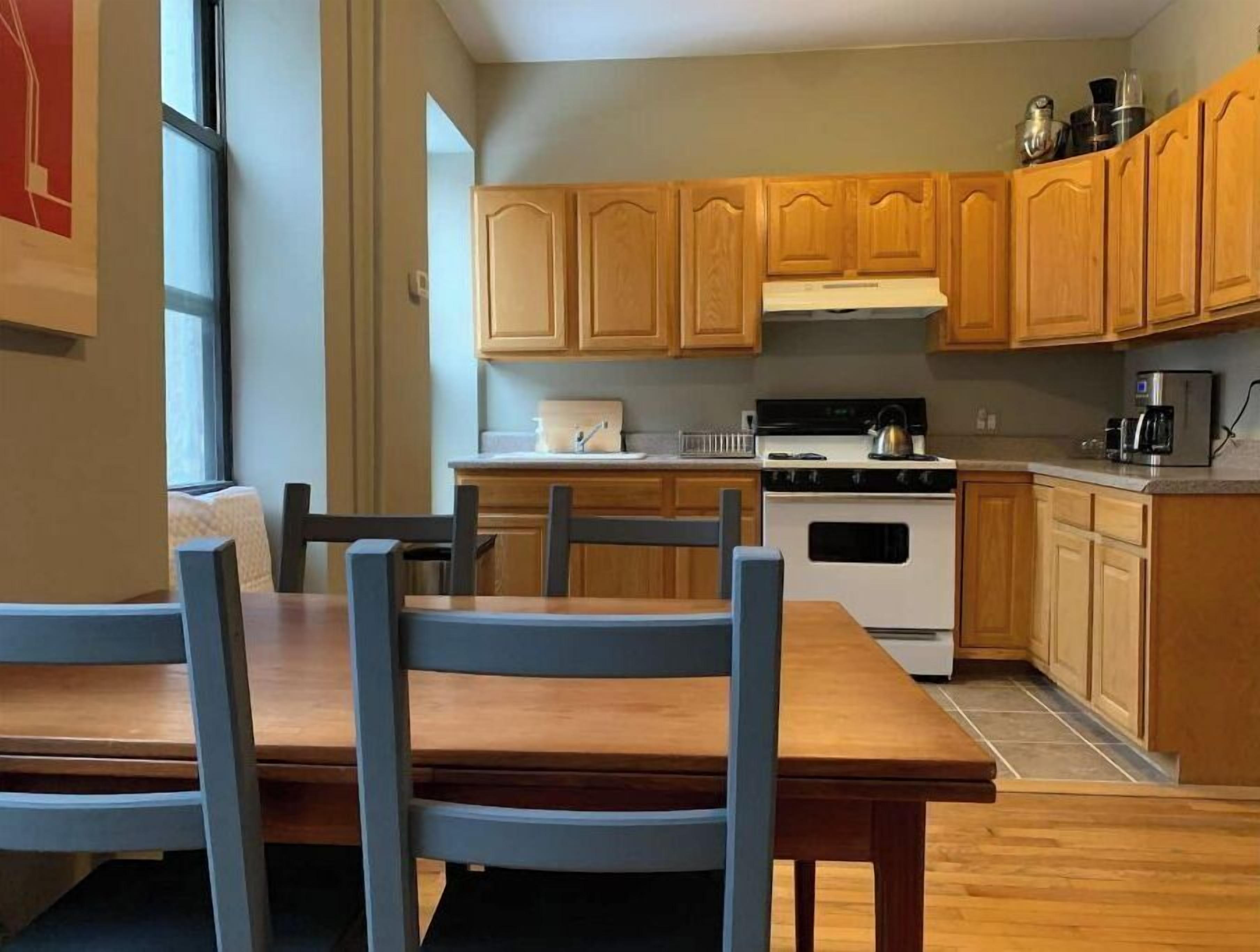 ثلاجة، فرن، موقد طهي مسطح، ماكينة لصنع القهوة/الشاي