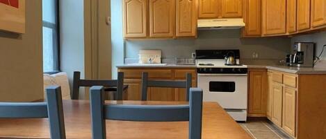 Fridge, oven, stovetop, coffee/tea maker