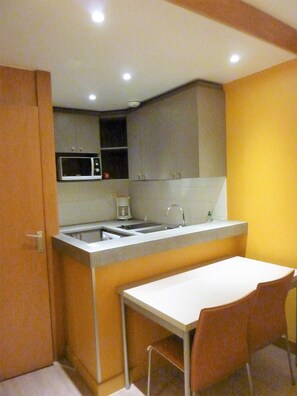 Réfrigérateur, micro-ondes, plaque de cuisson, lave-vaisselle