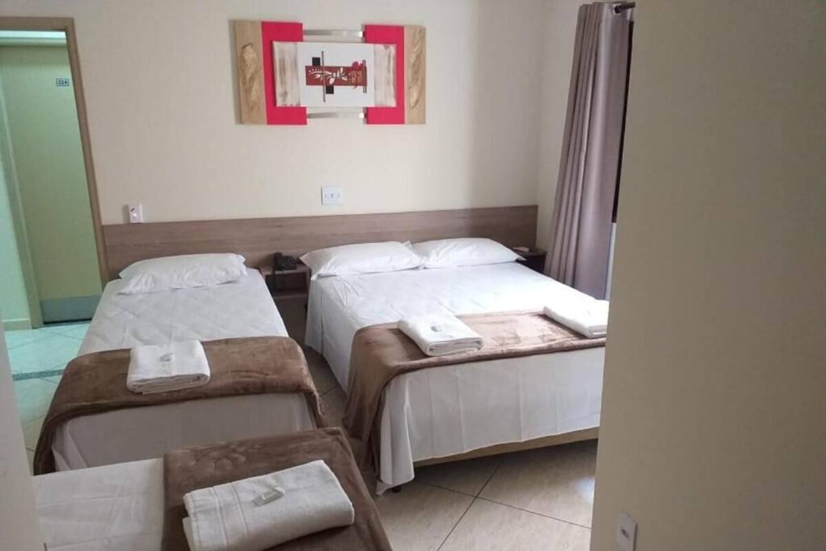 Habitación cuádruple familiar | Minibar, escritorio y espacio para trabajar con laptop