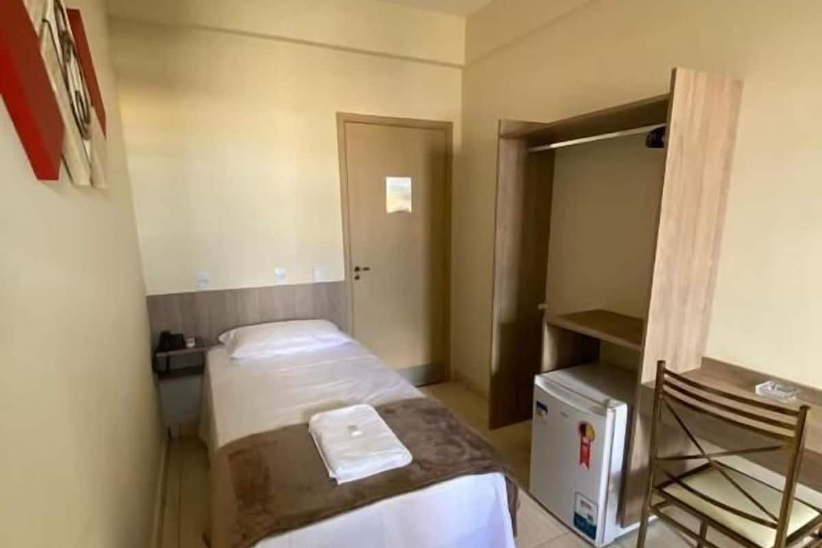 Habitación individual Deluxe | Minibar, escritorio y espacio para trabajar con laptop