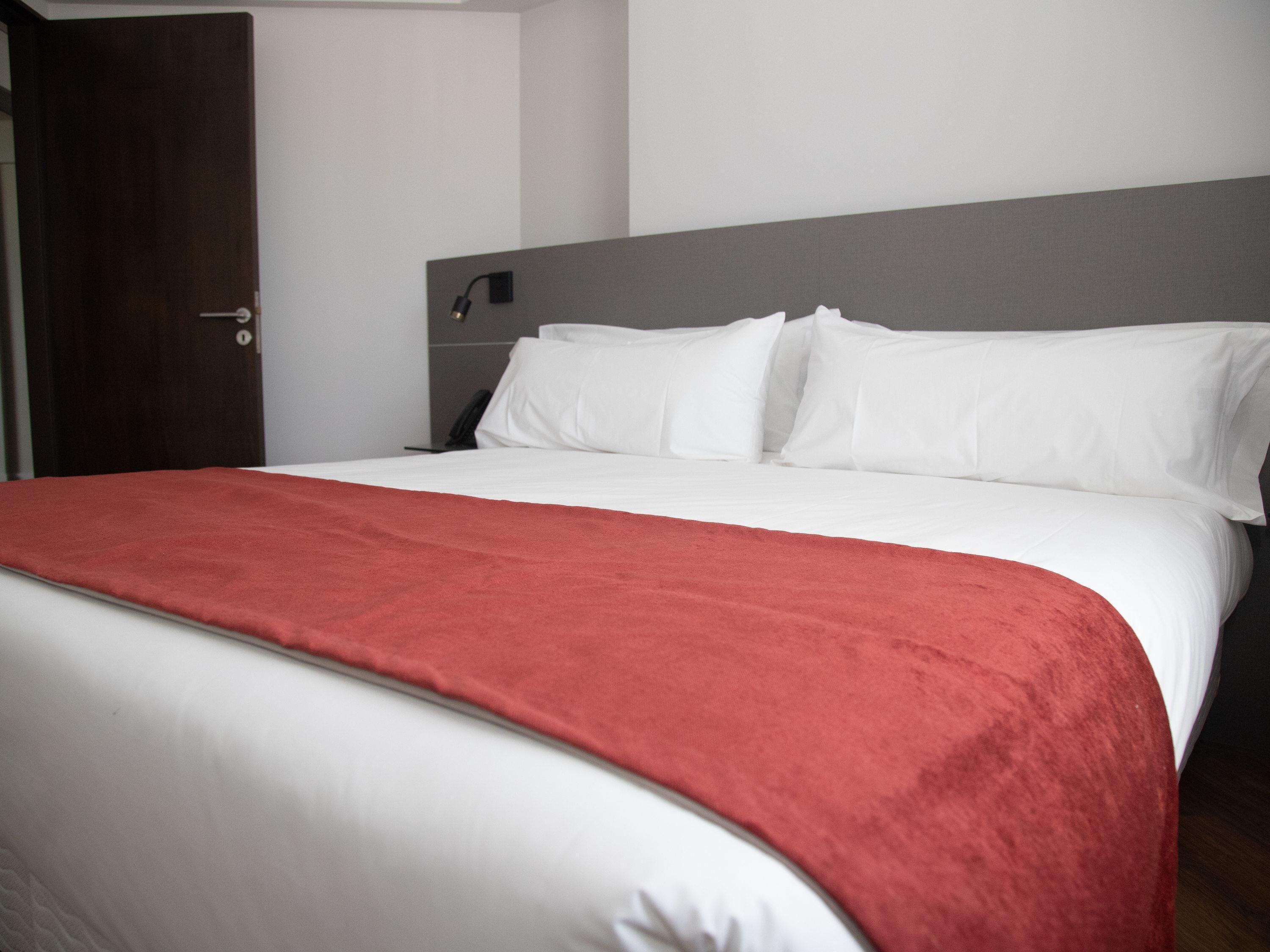 Kamar Standar, 1 Tempat Tidur King | Seprai premium, selimut bulu angsa, busa memori, dan brankas