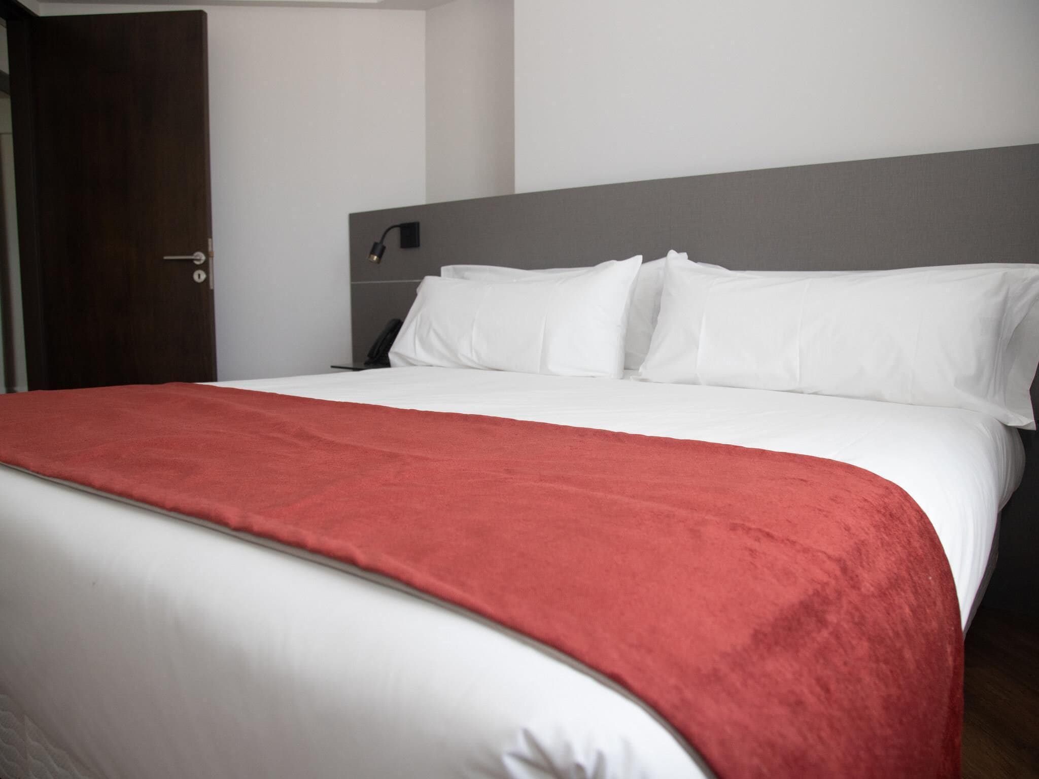 Kamar Standar, 1 Tempat Tidur King | Seprai premium, selimut bulu angsa, busa memori, dan brankas