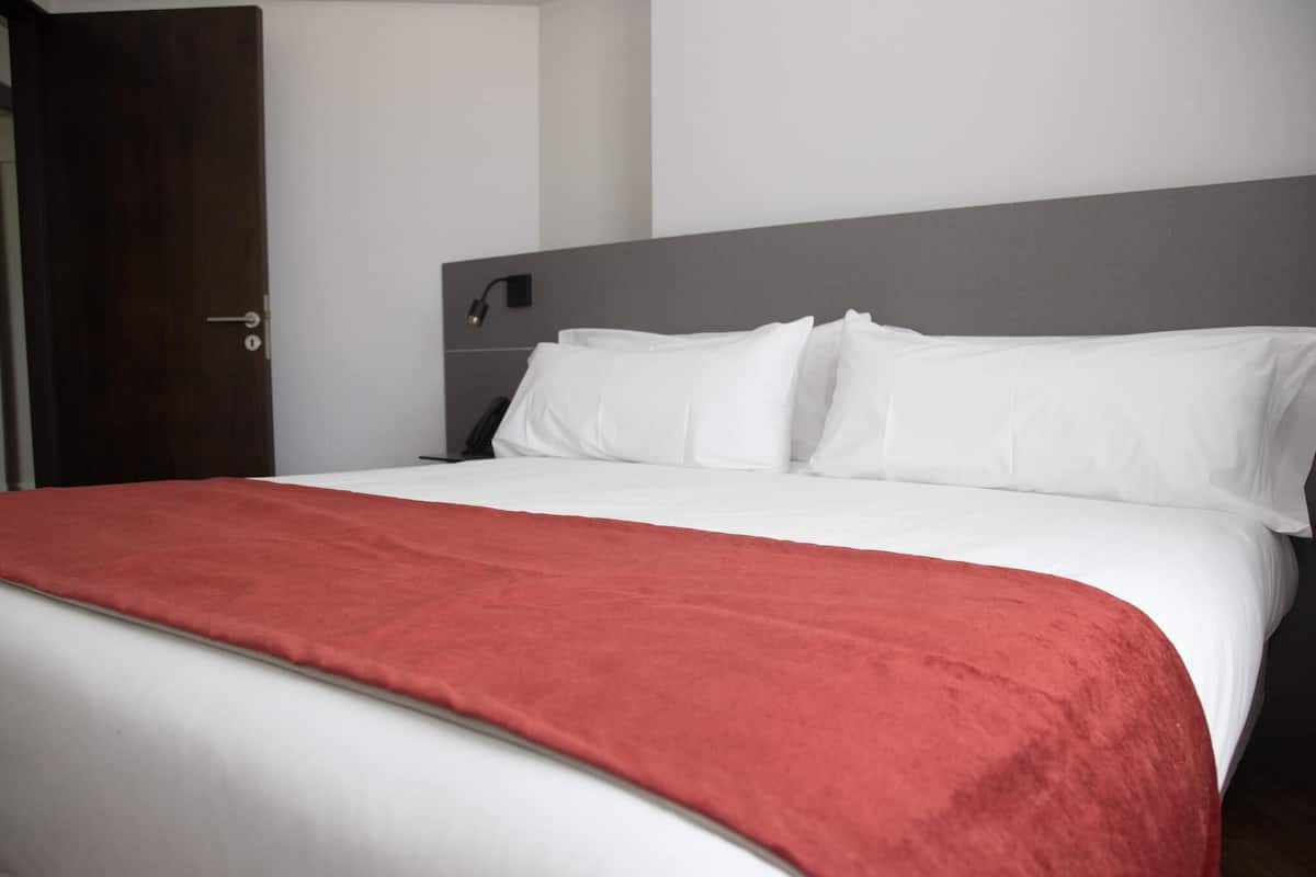 Kamar Standar, 1 Tempat Tidur King | Seprai premium, selimut bulu angsa, busa memori, dan brankas