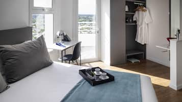 Deluxe Room, 1 Double Bed | Premium bedding, down duvets, memory-foam beds, in-room safe