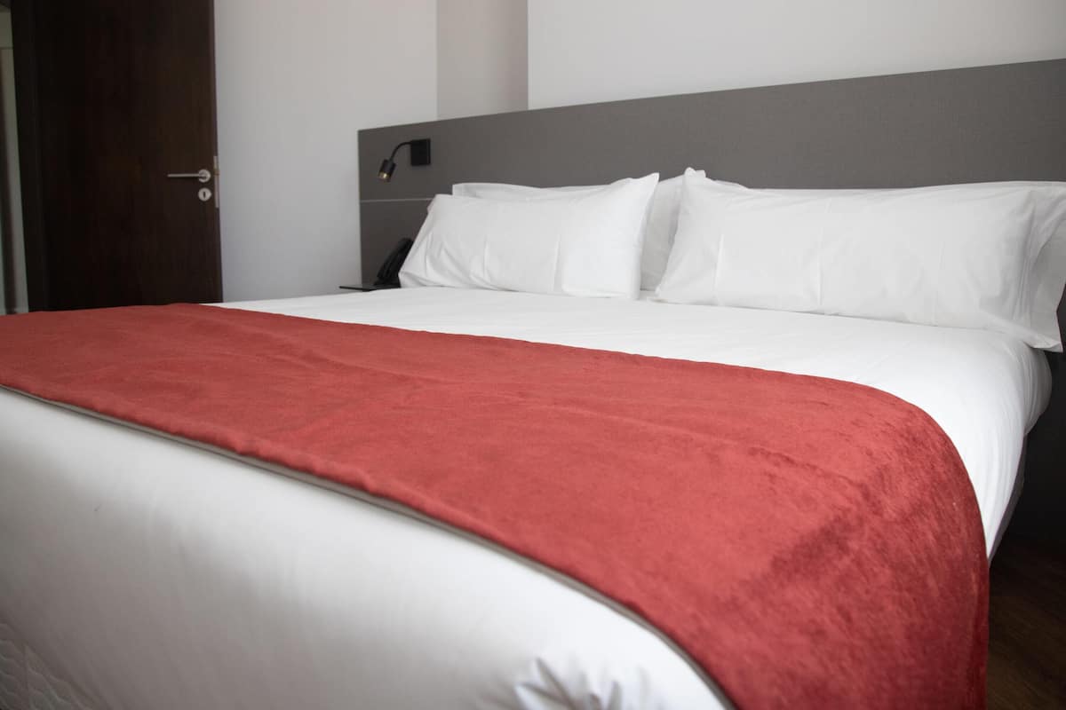 Quarto standard, 1 cama King | Roupas de cama premium, edredons de pluma