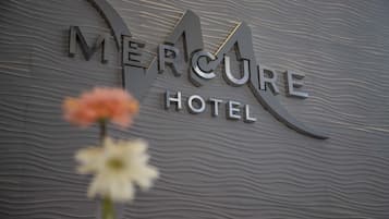 Señal del Hotel Mercure con un fondo de textura ondulada.