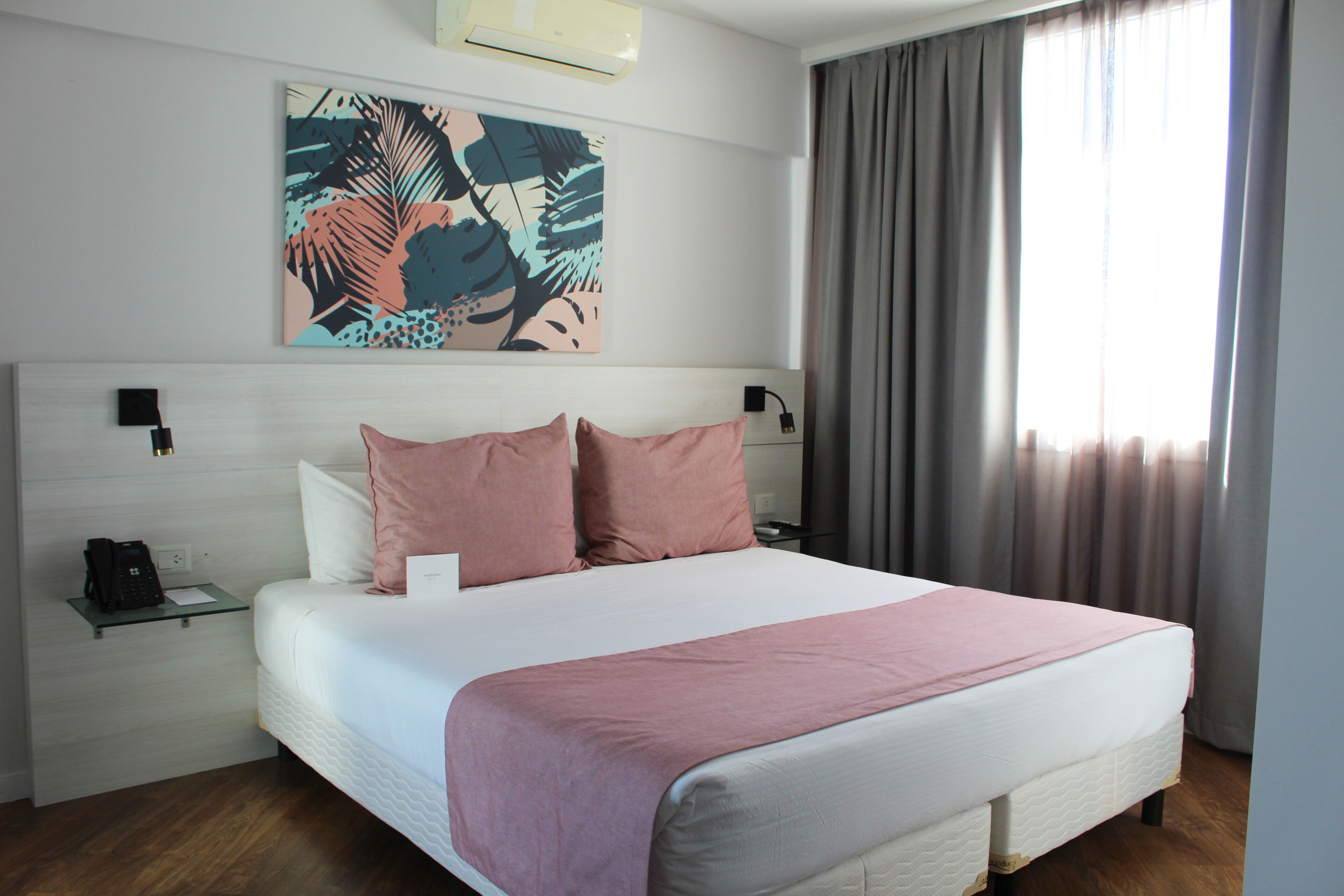 Quarto standard, 1 cama King | Roupas de cama premium, edredons de pluma