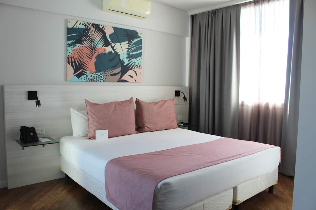 Standard Room, 1 King Bed