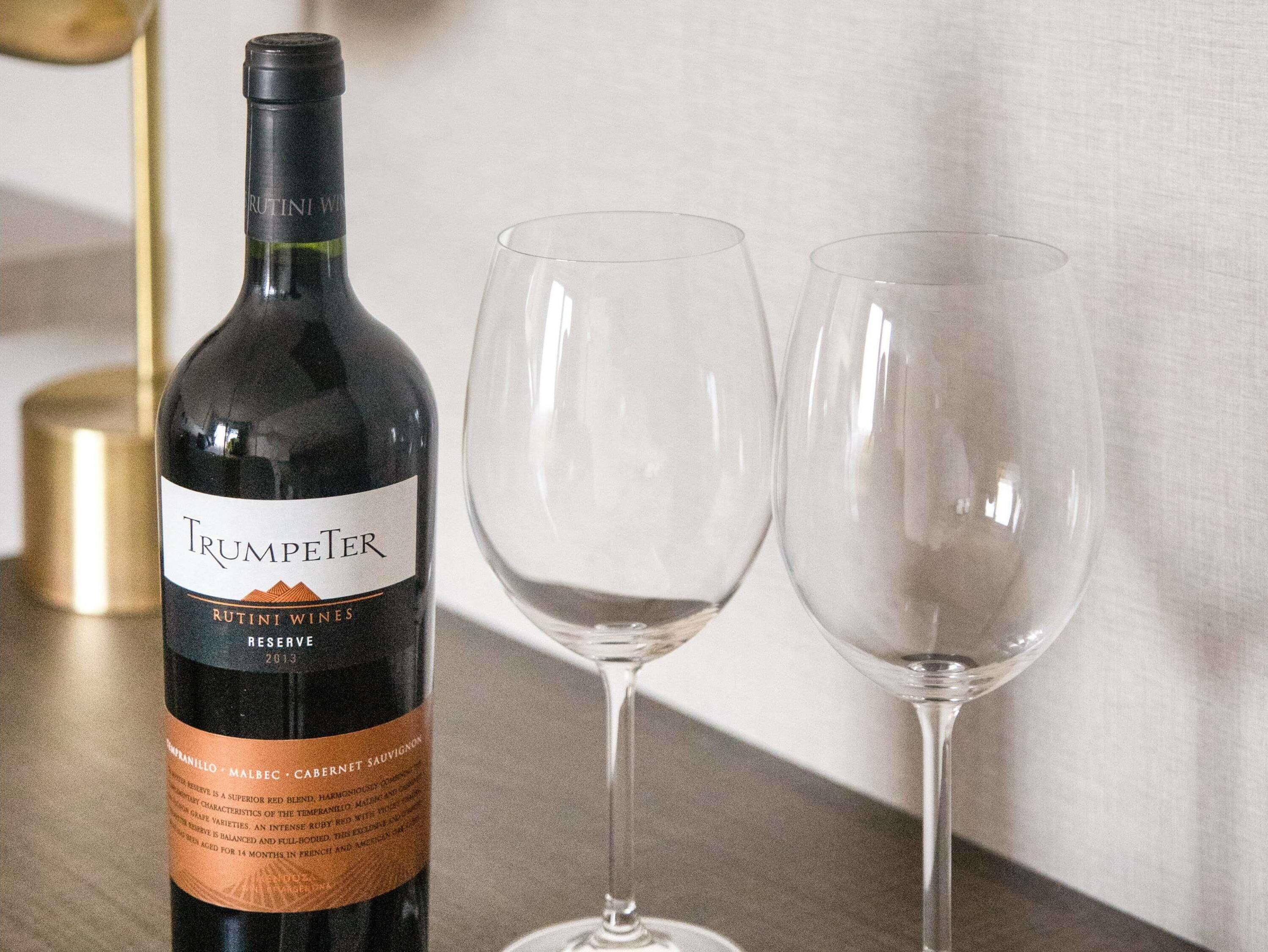 Suite Junior, 1 Tempat Tidur Double | Seprai premium, selimut bulu angsa, busa memori, dan brankas