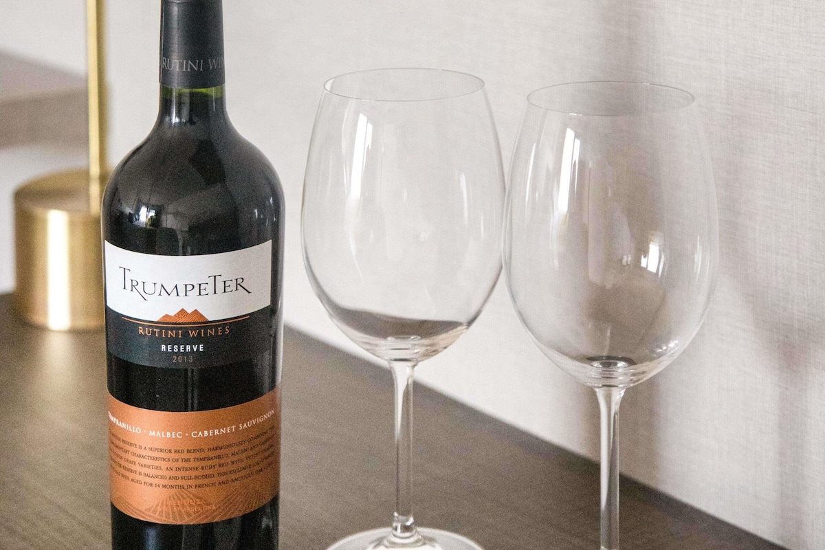 Suite Junior, 1 Tempat Tidur Double | Seprai premium, selimut bulu angsa, busa memori, dan brankas